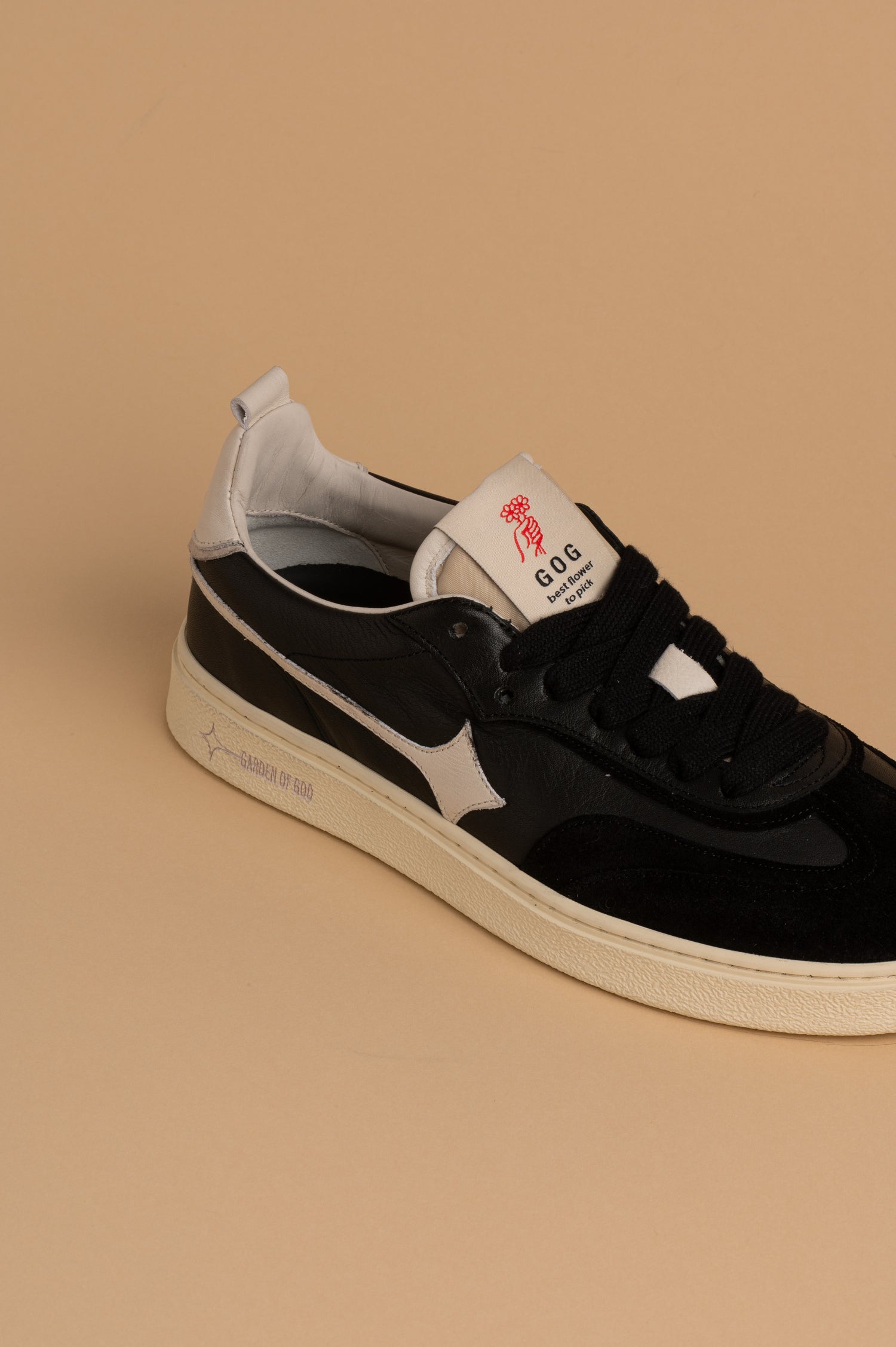 Earth Black Off White